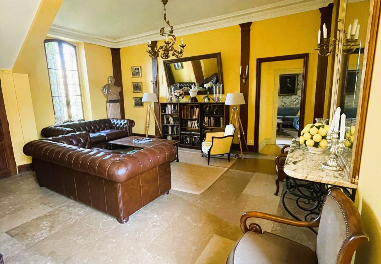 Domaine à Bagneux - La Maison de Philippine-Gite 22 pers-piscine-parc