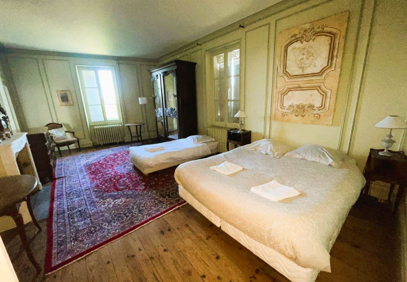 Domaine à Bagneux - La Maison de Philippine-Gite 22 pers-piscine-parc