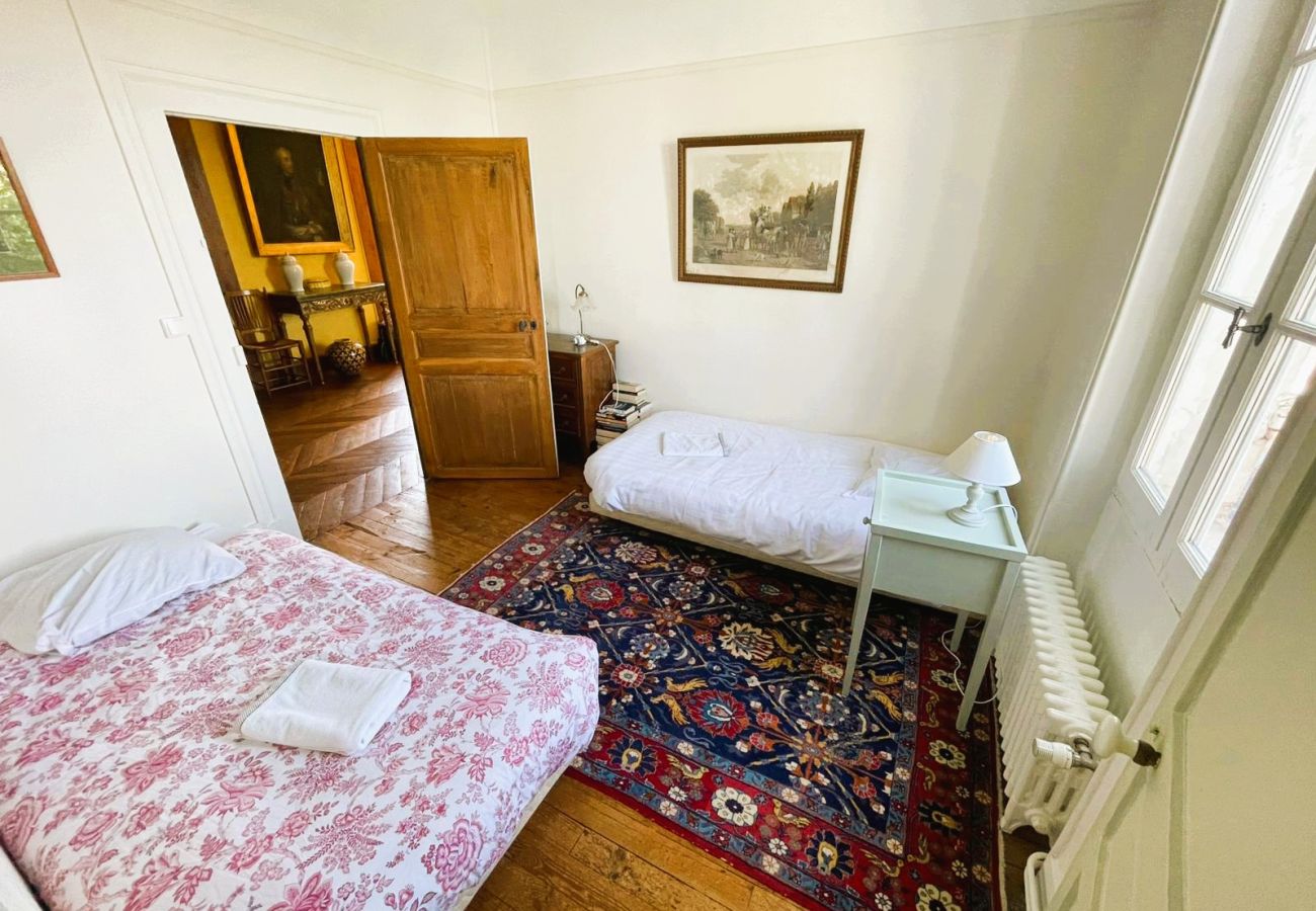 Domaine à Bagneux - La Maison de Philippine-Gite 22 pers-piscine-parc