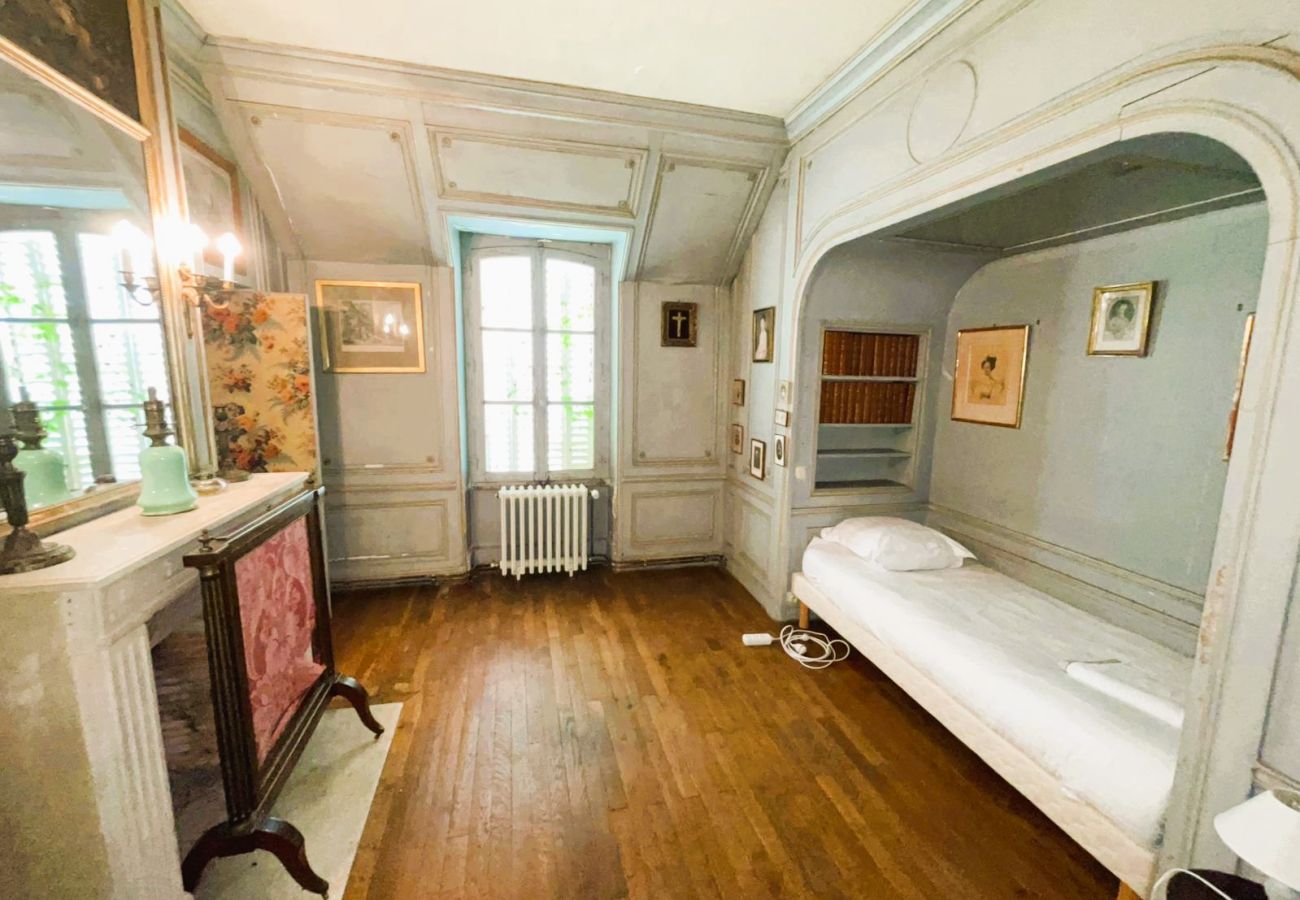 Domaine à Bagneux - La Maison de Philippine-Gite 22 pers-piscine-parc