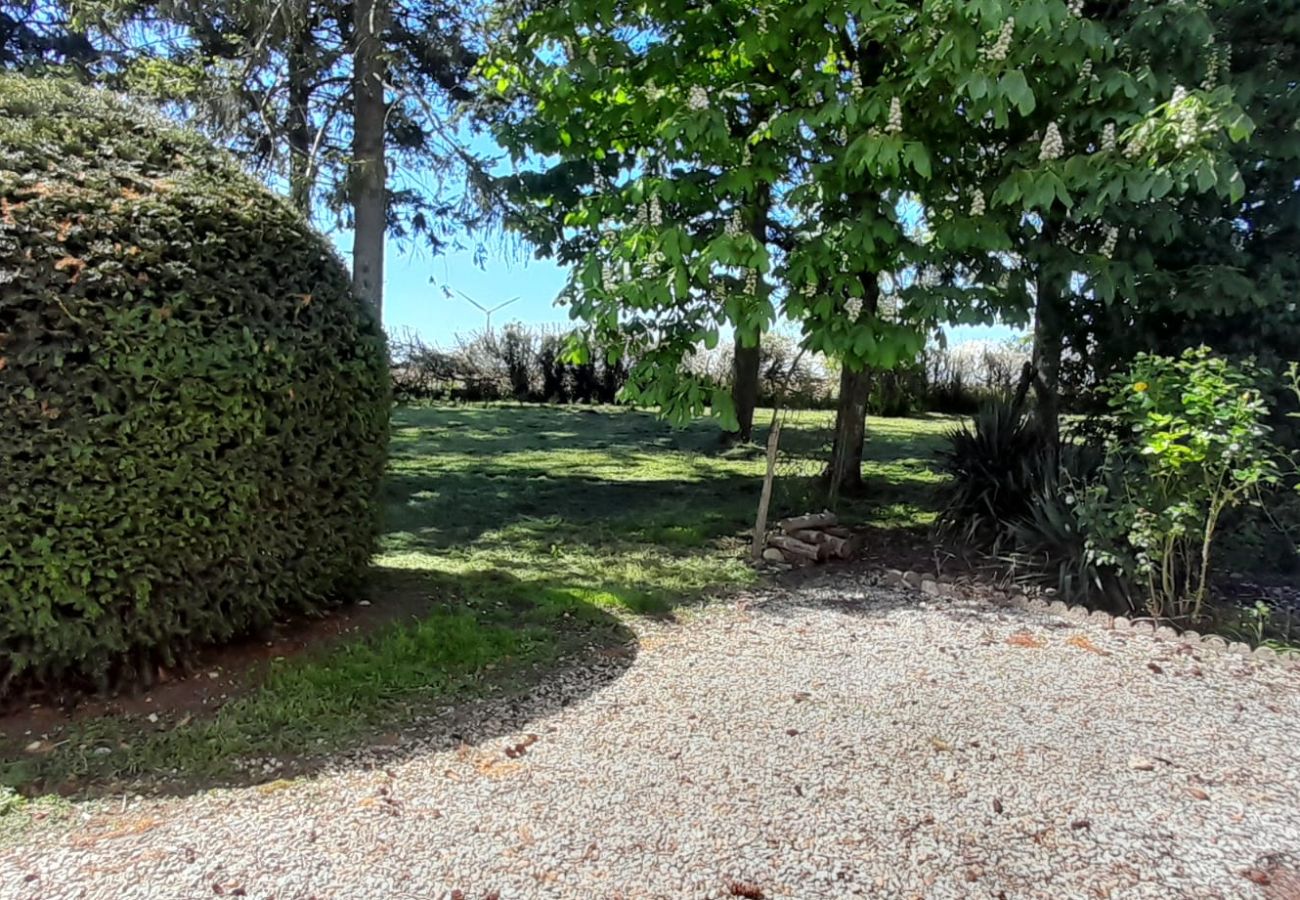 Maison à Vatan - Grande maison de campagne 4 chambres doubles- jardin clos