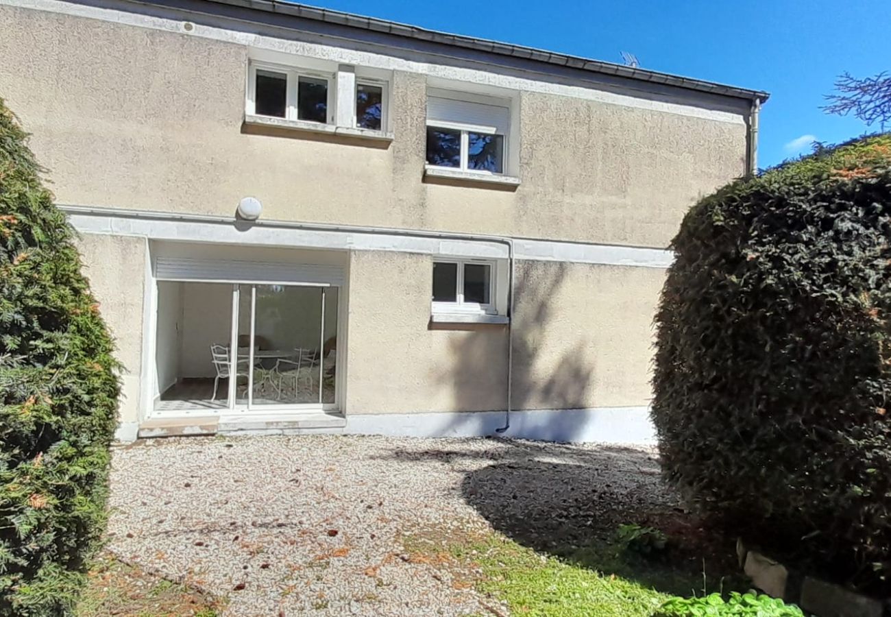 Maison à Vatan - Grande maison de campagne 4 chambres doubles- jardin clos