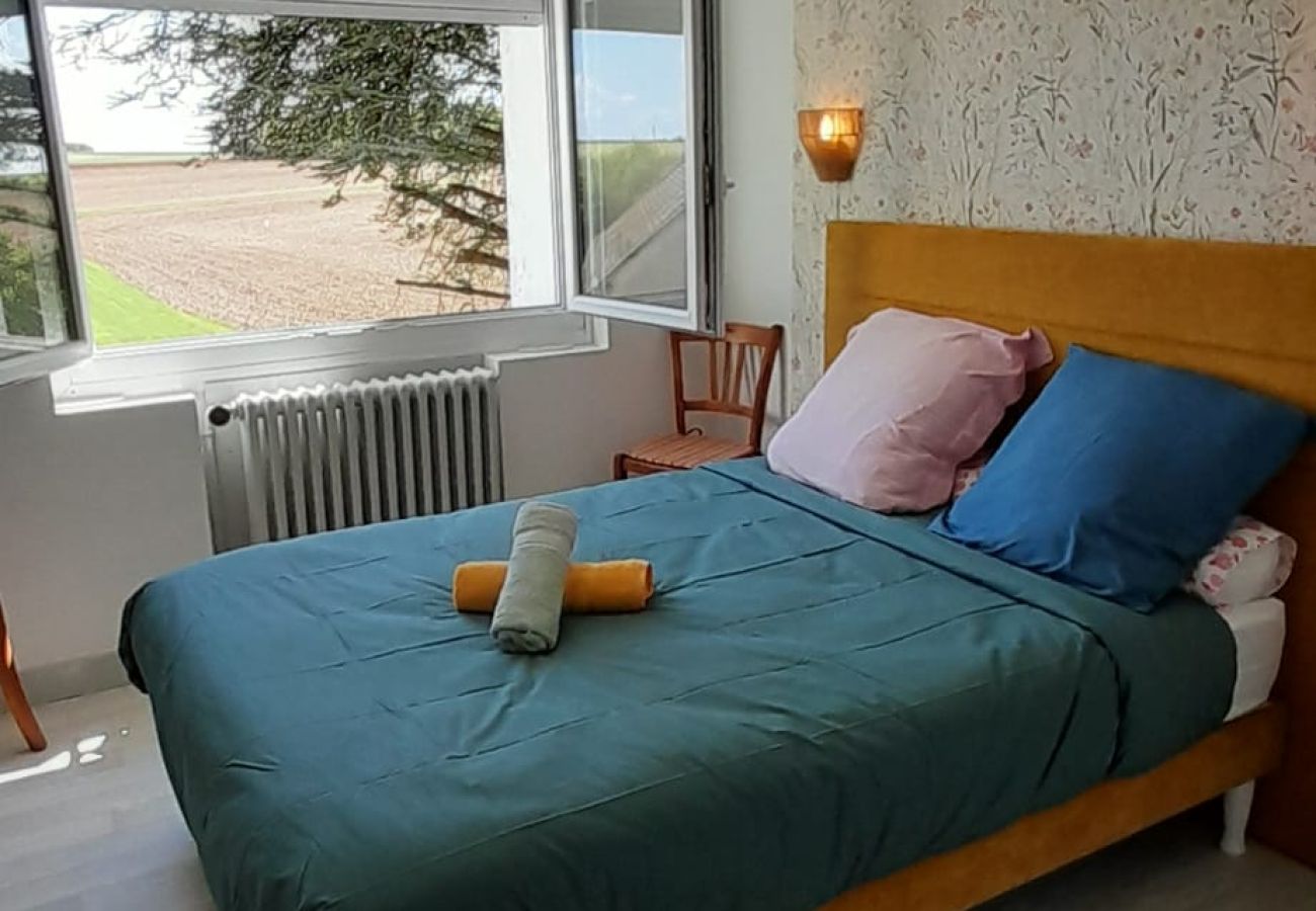Maison à Vatan - Grande maison de campagne 4 chambres doubles- jardin clos
