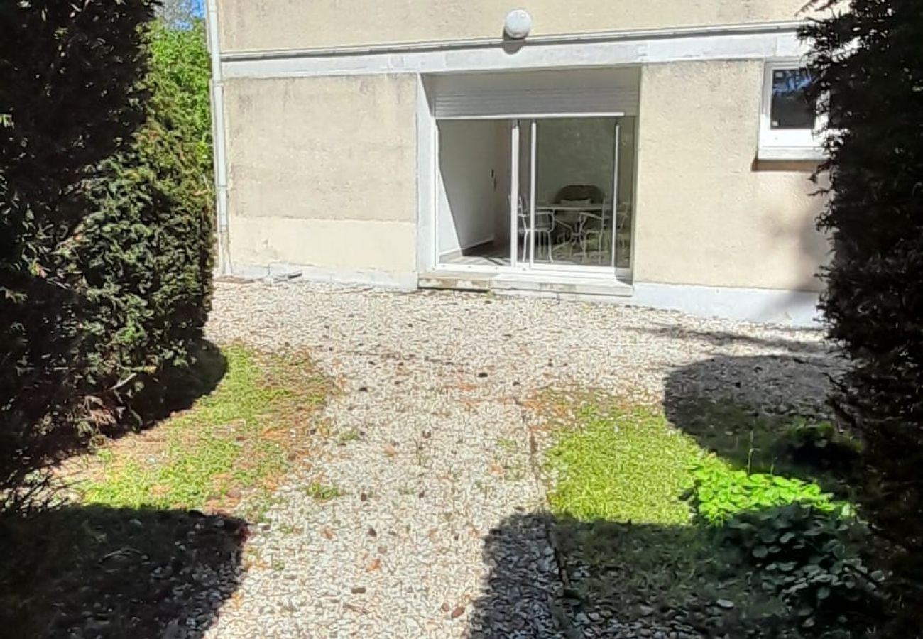 Maison à Vatan - Grande maison de campagne 4 chambres doubles- jardin clos