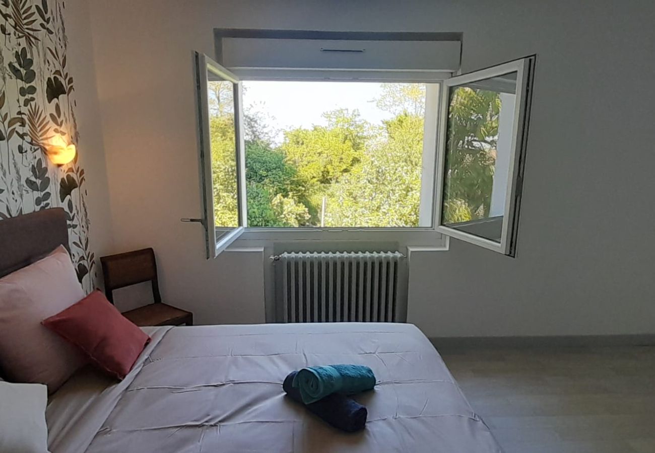 Maison à Vatan - Grande maison de campagne 4 chambres doubles- jardin clos