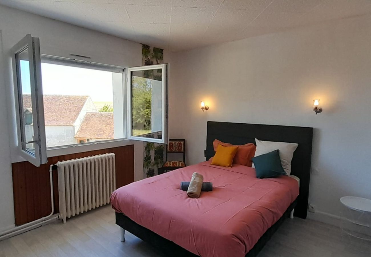 Maison à Vatan - Grande maison de campagne 4 chambres doubles- jardin clos