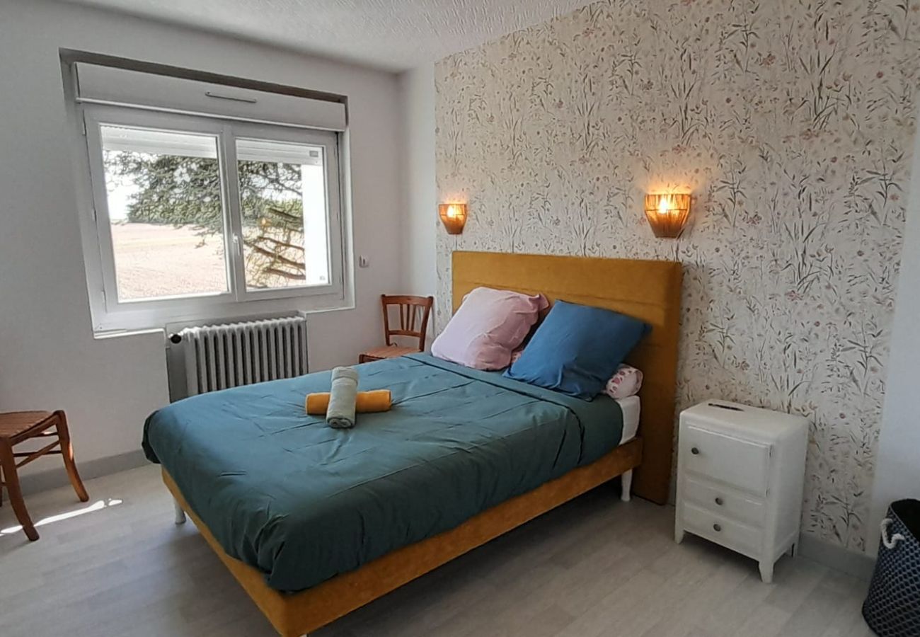 Maison à Vatan - Grande maison de campagne 4 chambres doubles- jardin clos