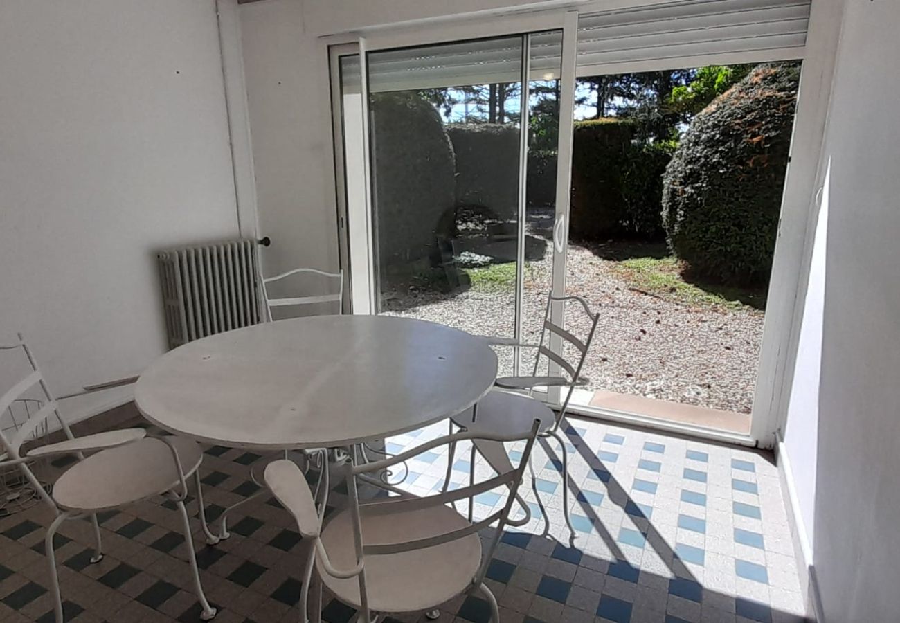 Maison à Vatan - Grande maison de campagne 4 chambres doubles- jardin clos