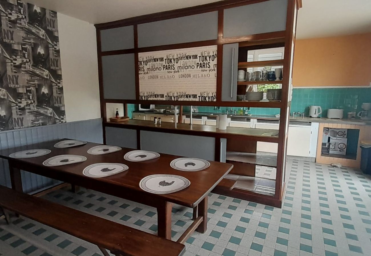 Maison à Vatan - Grande maison de campagne 4 chambres doubles- jardin clos