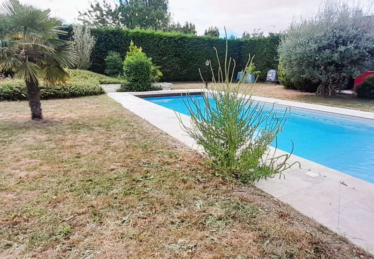 Maison à Levroux - Le Chai - villa 14 pers avec piscine au coeur de Levroux