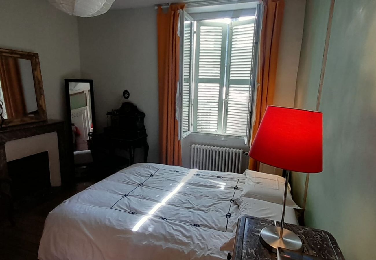 Maison à Châteauroux - Maison de ville 7 pers coeur de chtx cour wifi