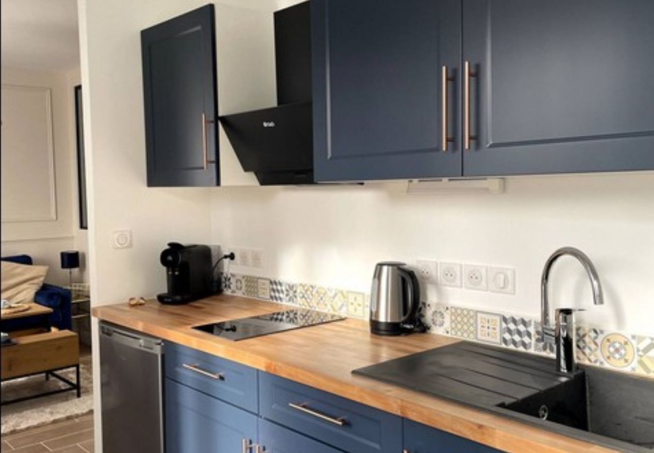 Studio à Vierzon - Charmant Studio Balnéo wifi borne electrique