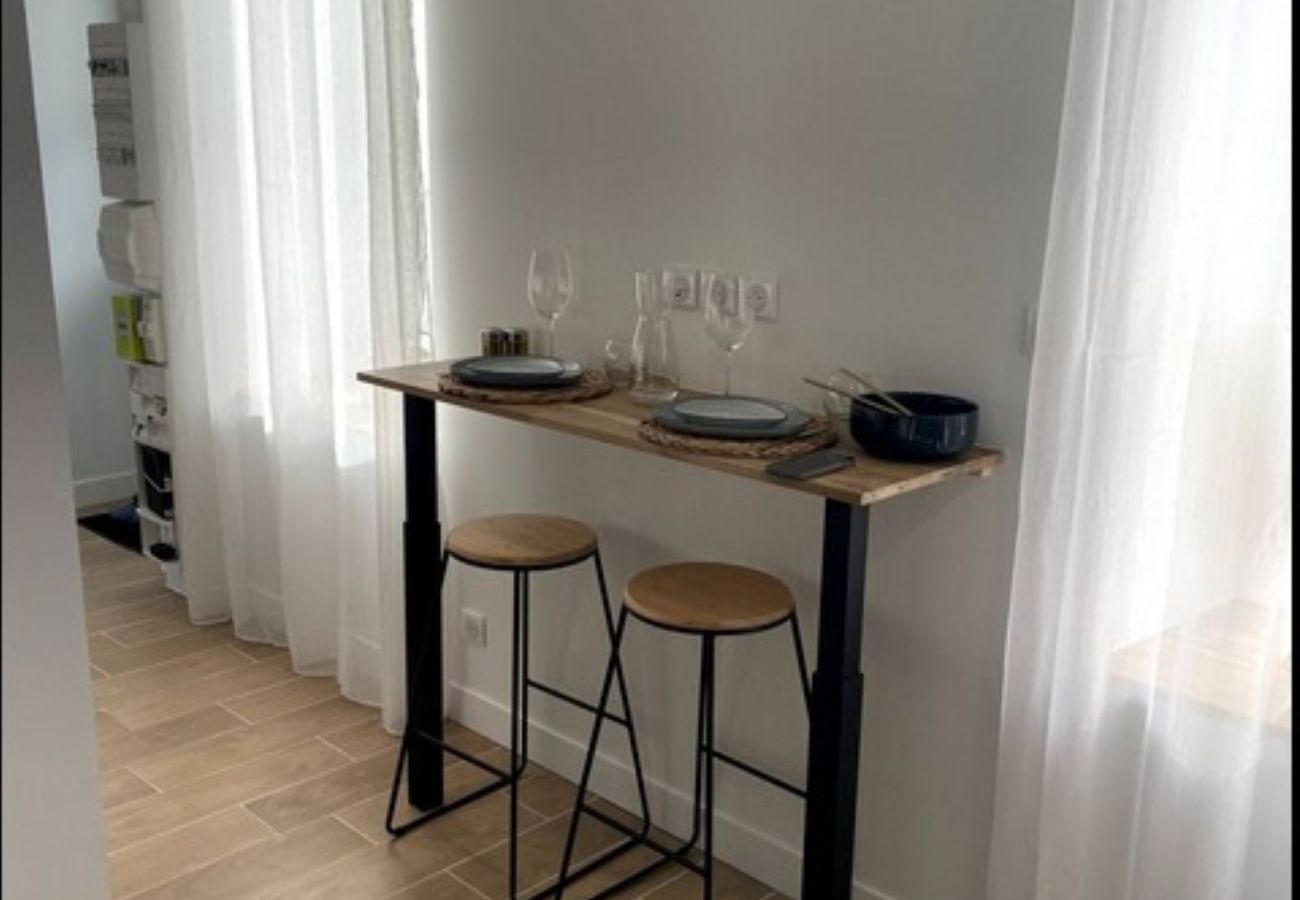 Studio à Vierzon - Charmant Studio Balnéo wifi borne electrique