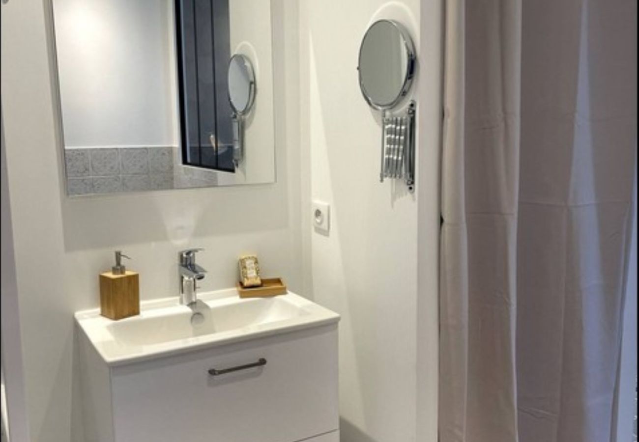 Studio à Vierzon - Charmant Studio Balnéo wifi borne electrique