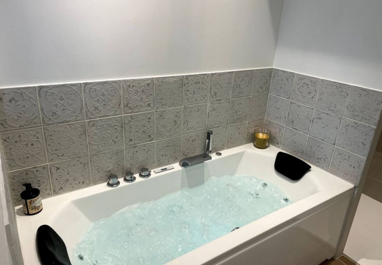 Studio à Vierzon - Charmant Studio Balnéo wifi borne electrique