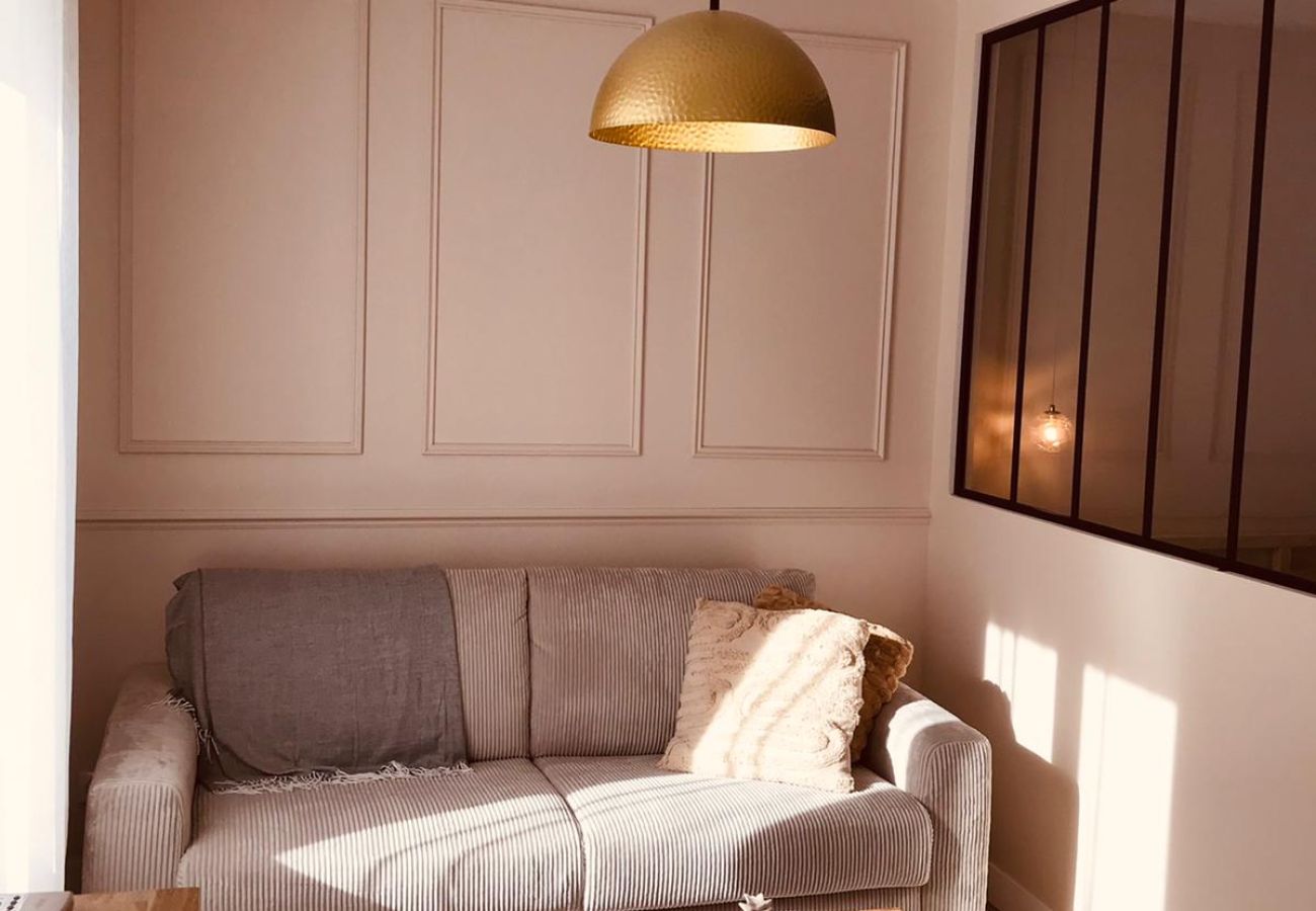 Studio à Vierzon - Joli Meublé 2 lits Balnéo wifi borne electrique