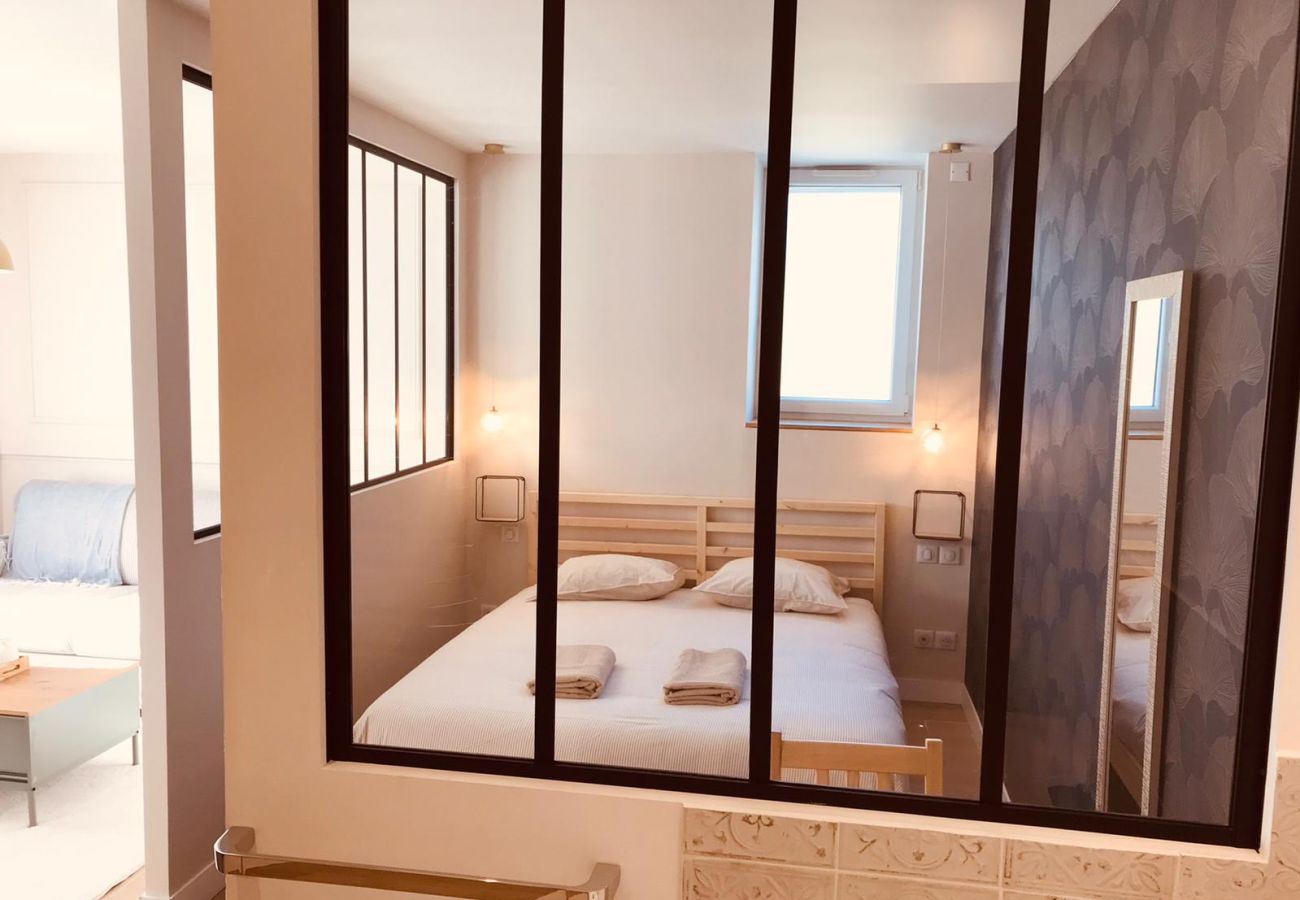 Studio à Vierzon - Joli Meublé 2 lits Balnéo wifi borne electrique