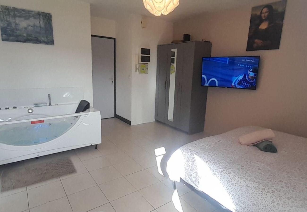 Studio à Déols - Déols Studio balnéo 2/4 pers- wifi-parking