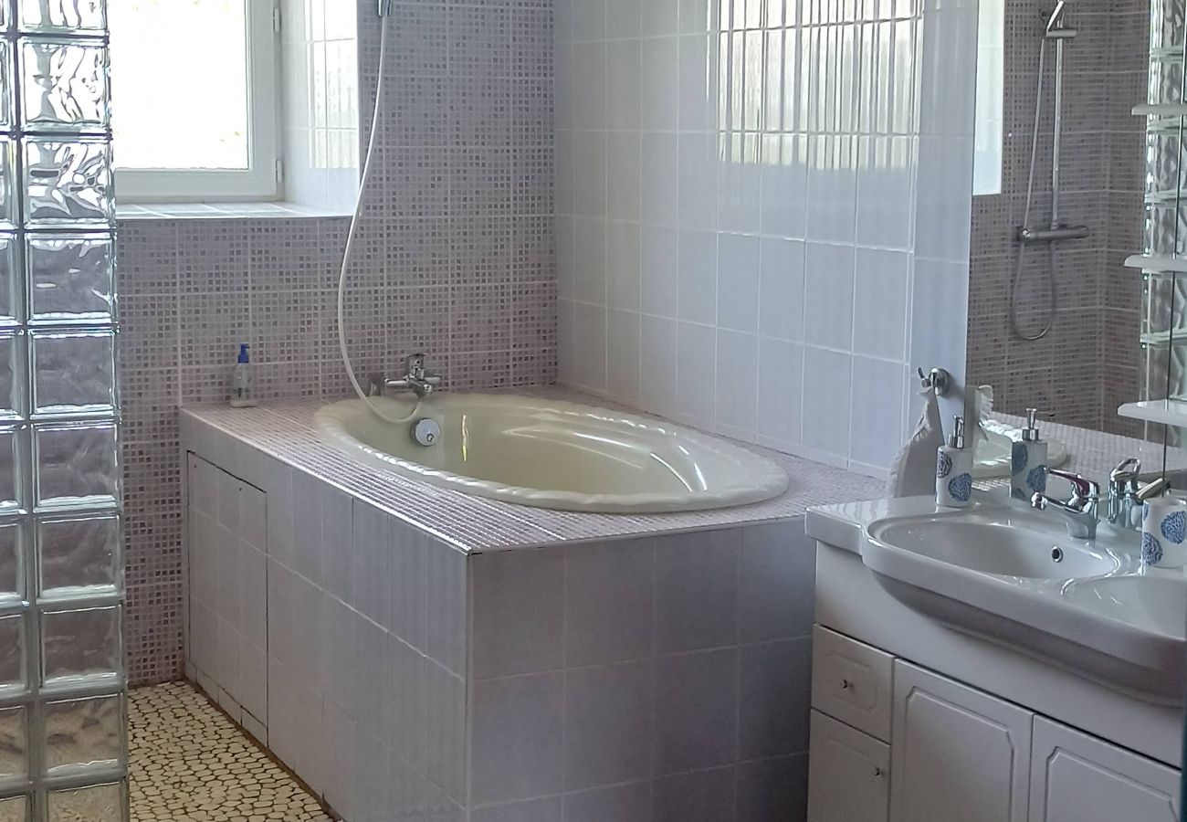 Maison à Saint-Lactencin - Tilloux - Gite 10 pers - piscine - jardin - wifi