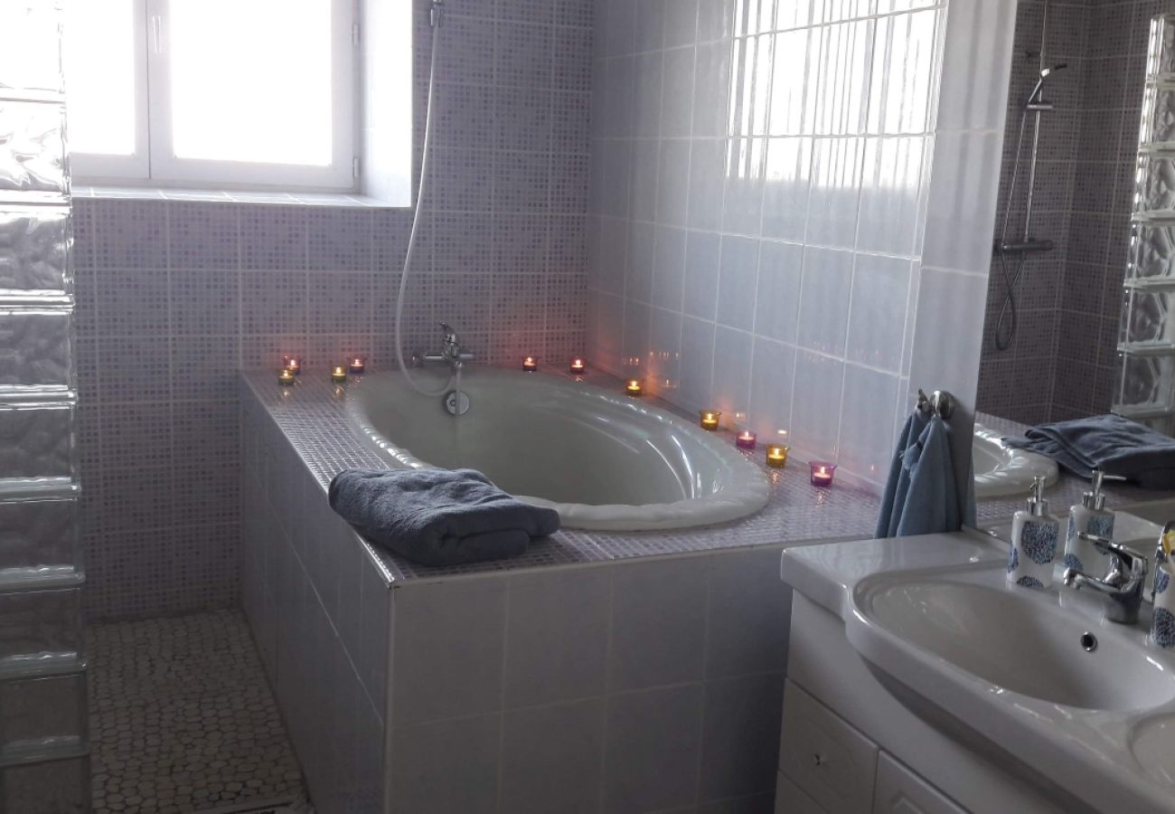 Maison à Saint-Lactencin - Tilloux - Gite 10 pers - piscine - jardin - wifi