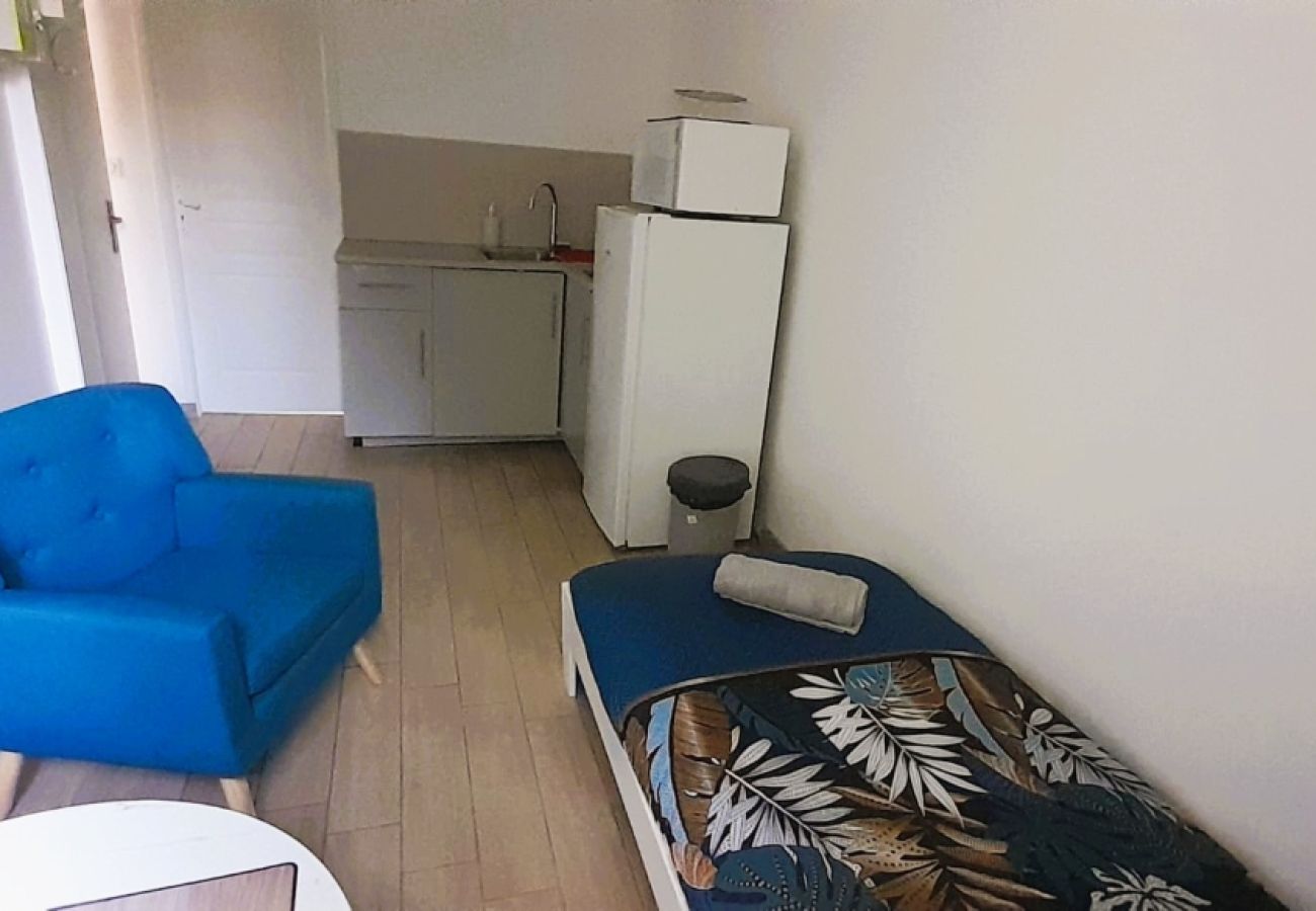 Studio à Vierzon - Studio RDC - 1 pers - parc expo - cour