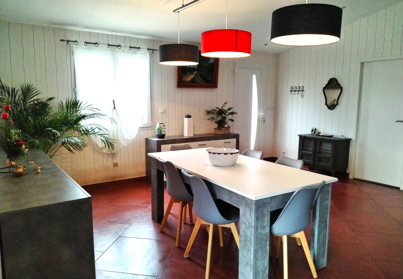 Maison à Châteauroux - Maison 3 chb - 7 pers - wifi - jardin - piscine